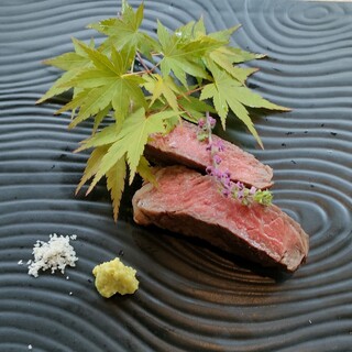 鉄板炭火はもちろんその他料理にもこだわります