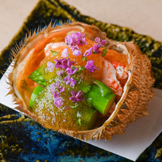“Omakase套餐”是严选时令食材烹制的精美菜肴的集合。
