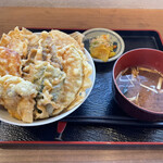 Tenkaku - 野菜天丼650円（赤だし）付き。丼上にはご飯が見えないくらい野菜天がどっさりと！