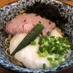ラーメン イッケン - 醤油ダレと牛脂が絡んだ中太麺が旨い！トロロと具材が絶妙！わさびが合う！