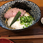 ラーメン イッケン - 7月の限定麺牛トロロまぜそば1000円税込。どんぶりとレンゲが温められてます！