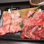 黒毛和牛焼肉 凱旋門 - 4種盛りあわせ（上塩タン、和牛カルビ、和牛ロース、ハラミ）