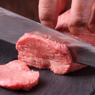 We offer the highest quality beef such as [Kuroge Wagyu beef ribs] at reasonable prices♪