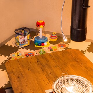 [With children] We also have a children's space and plates.