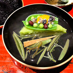 草喰 なかひがし - ✽ 水無月豆腐ですね。小豆は魔除けの意味で、三角形に切るのは暑気払いで氷を表しているんじゃなかったでしたっけ。 おっきなじゅんさいでした。クチコも入っていますね。