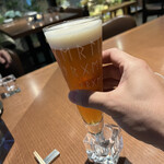 Itumo - まずはビール。スタンド式グラスで。