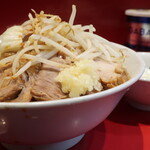 ラーメン二郎 - ラーメン半分＋ニンニク少し＋白ネギショウガ半分