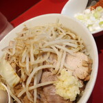 ラーメン二郎 - ラーメン半分＋ニンニク少し＋白ネギショウガ半分