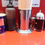 ラーメン二郎 - 卓上調味料