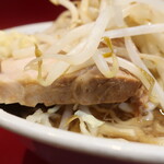 ラーメン二郎 - 豚の厚み