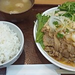 定食屋　イワイ - 料理写真:豚肉ロース焼肉定食少な目