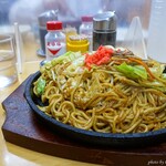 味一 - 2022年5月　焼きそば（大盛り）　相席でもクリアじゃないアクリルなのでそれほど気にならず♪