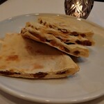 インディアンレストラン西麻布 by KENBOKKE - カモミールナン。熱々＆ふっくら。フレッシュなレーズンほどよい甘さ