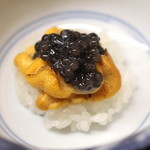 松川 - 飯蒸し　淡路の雲丹とカザフスタンのベルーガのキャビアのせ　(2013/08)
      