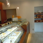 Poche du Reve - とても綺麗にされてますにゃ♪女性らしく細かなところまで清潔感が行き届いてるお店です♪ケーキの横に焼き菓子があります♪