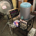 麺屋はなび - 並んでいる客へのお冷やのサービス。心遣いは嬉しいが、既に中身はからっぽ。ここら辺も気遣ってくれたら最高かな。9/1/2013