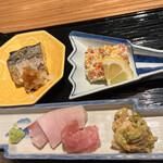 Yakigai Akoya - 赤字定食１５００円。おかずが勢揃いの図です。五色揚げ、鯖塩焼きは案外ですが、お刺身はとても美味しくいただきました（╹◡╹）