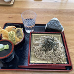 まつばら食堂 - 天ざるそば1000円　（右上）塩うにおにぎり300円