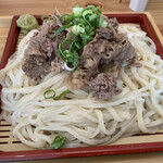 Udon Niku No Umezen - 黒毛和牛の肉ざるうどん（麺大盛りダブル）　近景