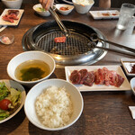 Yakiniku Suehirokan - この量で1,045円。サラダは和風ドレッシング。キムチとわかめスープつき。ご飯は大、中、小と選ぶことになっています。