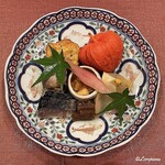 御料理 寺沢 - 薩摩揚､磯螺貝の旨煮､鯖に酢取り茗荷､海鞘､伽羅蕗に酸漿､酸漿の中には穴子の蕃茄煮､自家製の鯨ベーコンに無花果