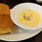 シクスバイオリエンタルホテル - サラダセットには、スープとパンが付いています。