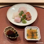 御料理 寺沢 - 星鰈､星鰈の縁側､白烏賊の炙り､閖上産の赤貝の盛込みを割醤油とチリ酢とともに