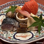 御料理 寺沢 - 薩摩揚､磯螺貝の旨煮､鯖に酢取り茗荷､海鞘､伽羅蕗に酸漿､酸漿の中には穴子の蕃茄煮､自家製の鯨ベーコンに無花果