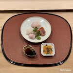 御料理 寺沢 - 星鰈､星鰈の縁側､白烏賊の炙り､閖上産の赤貝の盛込みを割醤油とチリ酢とともに