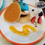 スタジオ・スターズ・レストラン - どら焼き風パンケーキ、マンゴーソース