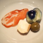スガハラ - スペイン産 コッパ + 薄皮なす 漬物 + タレッジョチーズ + 小桃の酢漬け