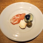 スガハラ - スペイン産 コッパ + 薄皮なす 漬物 + タレッジョチーズ + 小桃の酢漬け