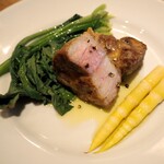 スガハラ - 宮城県産 黒豚 肩ロースのグリル + 米沢 ほうれん草と姫竹のロースト