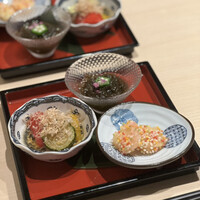 日本酒と和食 花びし - 先付け三種　もずく酢・海老の彩あられ・夏野菜の揚げナス