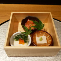 天冨良 麻布よこ田 恵比寿ガーデンプレイス店 - 酒菜の三種盛り合わせ（湯葉、胡麻豆腐、トマトの土佐酢のジュレ）