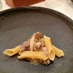 イル ギオットーネ - ガルガネッリ、自家製サルシッチャとホワイトアスパラ、目の前でチーズに和えてくれます