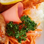 おぐら - 付け合わせのロースハム、ケチャスパ、キャベ千