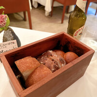 イル ギオットーネ 京都本店 - パンは冷めない仕組みのBOXで出てきます