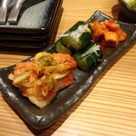 炭火焼 てんま  - キムチ盛り合わせ