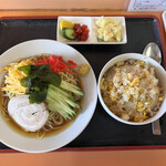 レスト飯店紫竹苑 - 冷やし中華セット1250円、半チャーハン、香の物、サラダがつきます。