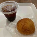 Bakery&Cafe Shiromaru - 焼きカレーパン、アイスコーヒー
