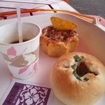 ベーカリーハウス My TOKUJI - コーヒー、お手ふきもサービス♪焼き立てなのでアツアツ～美味しい！