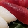 都寿司 - マグロ赤身の表情。