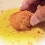 魚菜イタリアン SASUKE - ソースをバゲットで拭って