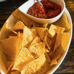 Yonchome Cafe - 【2023年03月】コーンチップサルサソース添え。