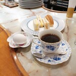 Sakai Kohi - ふつうのコーヒー、茹で玉子、ミニサンドのモーニングセット。