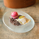 レヴォ - 赤ビーツメレンゲにレヴォ鳥レバームース入りマカロン、餅米えびせん炙った白エビ