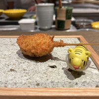 鮨トキドキ串 海老虎 - 串揚げ メンチカツ
                    可愛い串揚げ置きはお店の名前にもある虎
                    ほんの少しが嬉しい
                    アツアツの中から上質なお肉の味わいが溢れて美味しい
                    鮨ときどき串ばんざーい