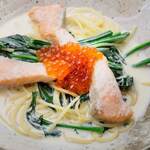 Smoked salmon and spinach with cream sauce and salmon roe