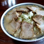 めん処 縁 - 醤油チャーシューめん(アブラネギオオメ) 甘味を感じる醤油スープ。